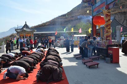「景点」河北鸡鸣山数万香客烧香纳福 景点里外水泄不通