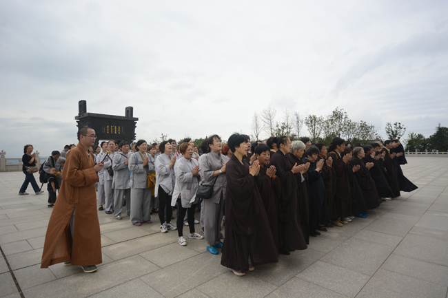 「射阳」江苏射阳息心寺、敦煌雷音寺缁白二众虔诚朝礼江西东林大佛