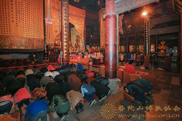 「佛教」全国各地佛寺纷纷举办施腊八粥和法会活动，恭迎佛陀成道日。