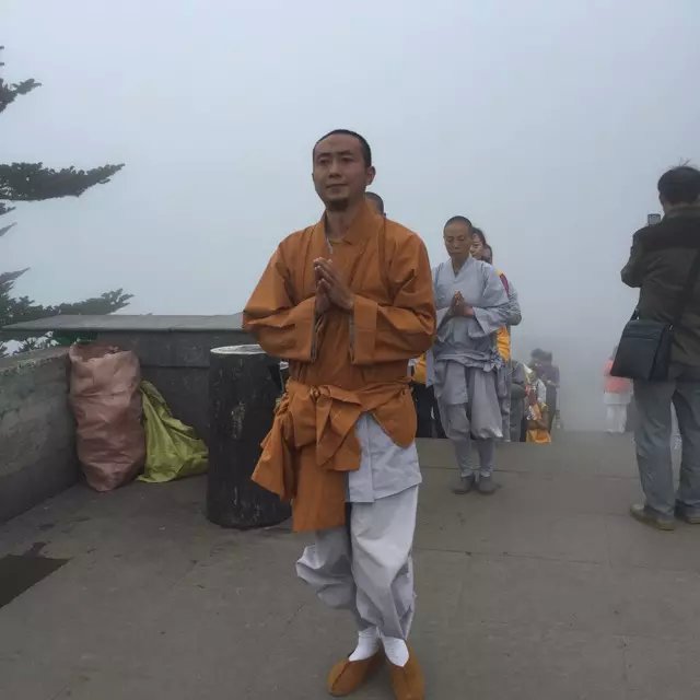 「峨眉山」河北邢台净域寺四众弟子150人朝拜峨眉山普贤菩萨圆满