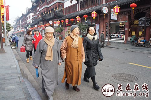 「佛教」上海沉香阁定慧法师一行到豫园街道贫困家庭进行春节慰问