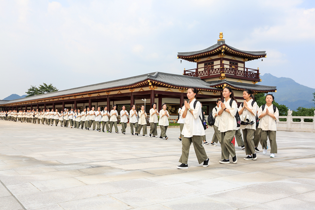 「佛教」江西抚州曹山宝积寺禅修营营员朝礼东林大佛 「佛教」江西抚州曹山宝积寺禅修营营员朝礼东林大佛