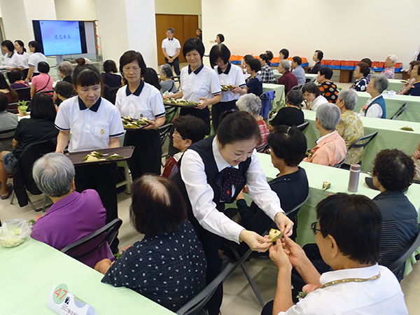 「佛教」旭日又东昇 基隆精舍为老寿星奉茶祝寿 「佛教」旭日又东昇 基隆精舍为老寿星奉茶祝寿
