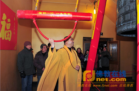 「静安寺」上海静安寺举行元旦吉祥祈福撞钟活动（图）
