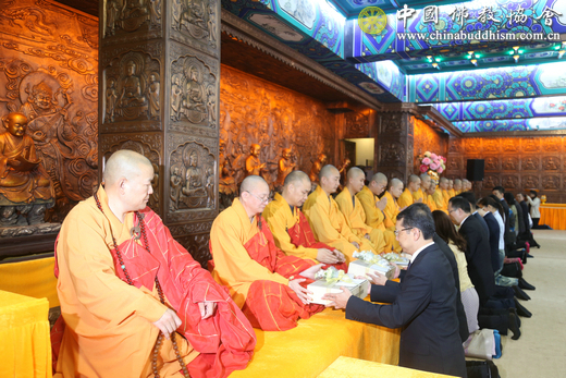 「灵光寺」泰国政府外交部敦·帕玛威奈部长赠送北京灵光寺泰国国王御赐供养僧衣