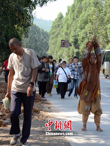 「佛教」“现代唐僧”三步一叩首 近8年行数千公里朝山