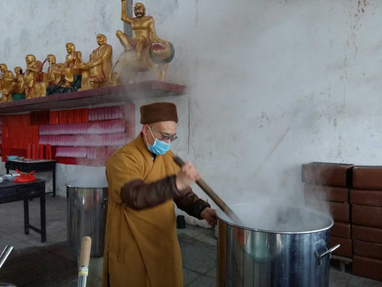 「佛教」腊月初八衡阳市竹林寺内熬粥施粥，共赞佛恩