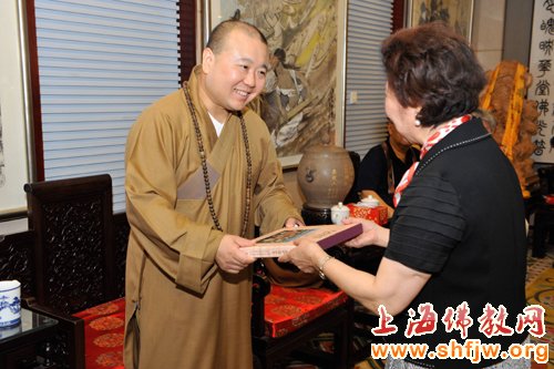 「佛教」台北艋舺龙山寺信众参访上海玉佛禅寺