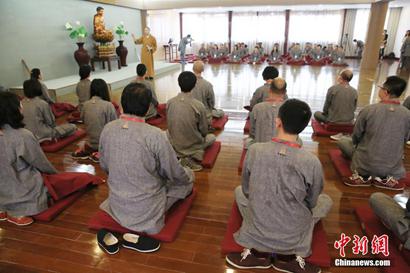 试试2天不用手机会不会疯 上海数百市民寺院修禅
