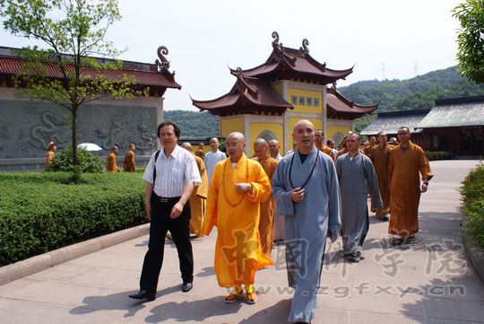 「佛教」中国佛学院2007级本科毕业生参访团到浙江炉峰禅寺参学