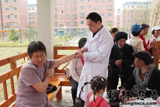 「慈善」东林慈善门诊部与东林慈善功德会居家关怀小组螺丝山廉租房小区义诊施药