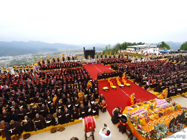 「佛教」佛诞日 庐山东林寺举行东林大佛装藏祝圣法会(组图) 「佛教」佛诞日 庐山东林寺举行东林大佛装藏祝圣法会(组图)