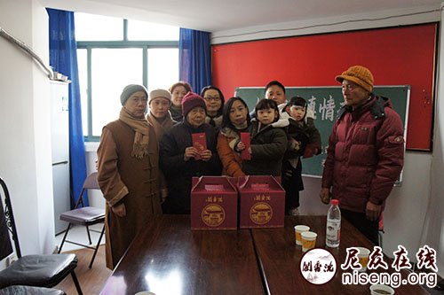 「佛教」上海沉香阁定慧法师一行到豫园街道贫困家庭进行春节慰问