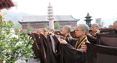 「佛教」五台山大圣竹林寺三坛大戒：新戒集体随师父学习搭衣展具