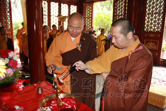 「佛教」中国佛学院隆重举行佛历2555年庆祝释迦佛圣诞浴佛法会