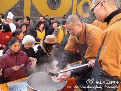 「年夜饭」元旦喜逢腊八 各地寺院施粥祈福迎新年