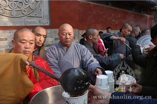 「少林寺」佛祖成道日河南嵩山少林寺普施佛粥 传递佛陀慈悲