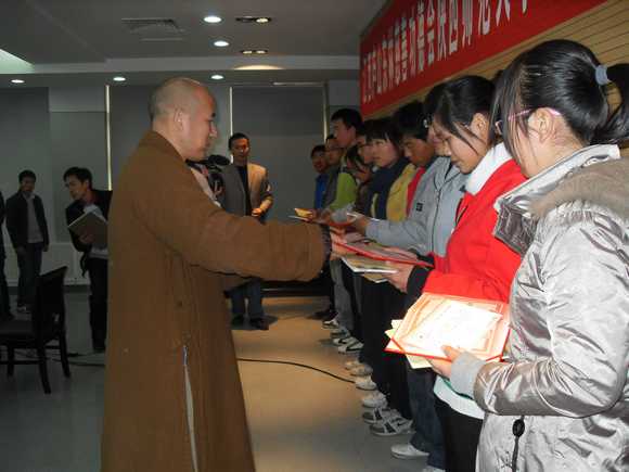 「助学金」东林慈善给陕西贫困大学生发放助学金