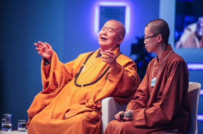 「释星云」星云大师出席达沃斯论坛 称快乐比物质财富重要