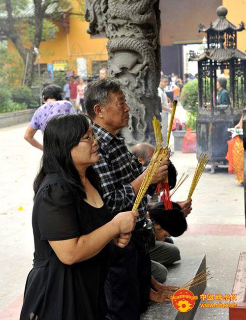 国庆节当天广东南华禅寺迎来近万名游客