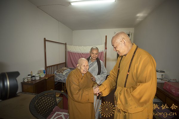 「佛教」普陀山普济禅寺道慈大和尚一行赴佛教颐养堂和敬老院进行重阳节慰问