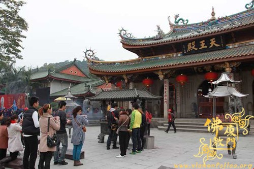 「南普陀寺」厦门南普陀寺首创“一人一支、文明敬香”