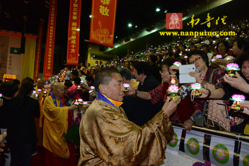 「佛教」庆祝澳门回归十五周年祈福法会圆满闭幕万人传灯祈福 「佛教」庆祝澳门回归十五周年祈福法会圆满闭幕万人传灯祈福