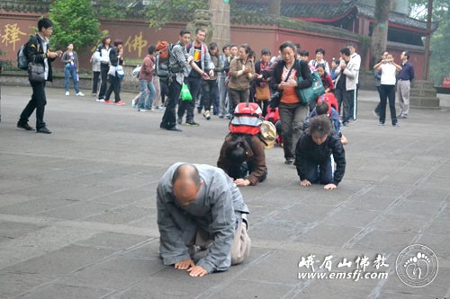 「佛教」浙江省乐清市汉济寺行脚朝礼峨眉山大愿行普贤菩萨