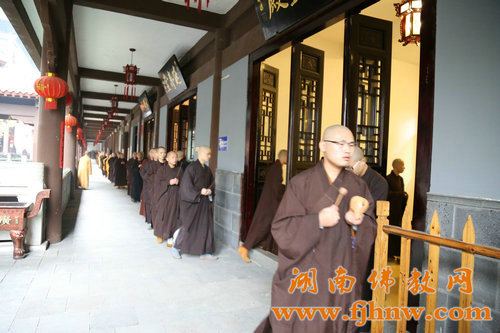 「佛教」湖南省佛教协会2015年传授二部僧戒法会广法寺(男众)举行结界洒净 「佛教」湖南省佛教协会2015年传授二部僧戒法会广法寺(男众)举行结界洒净