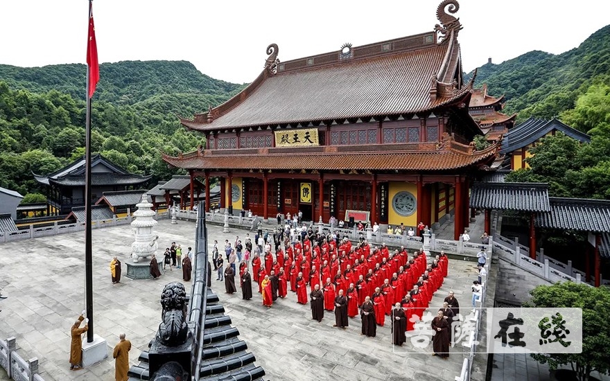 「升旗仪式」有序恢复开放首日,浙江省部分寺院举行升国旗仪式 「升旗仪式」有序恢复开放首日,浙江省部分寺院举行升国旗仪式
