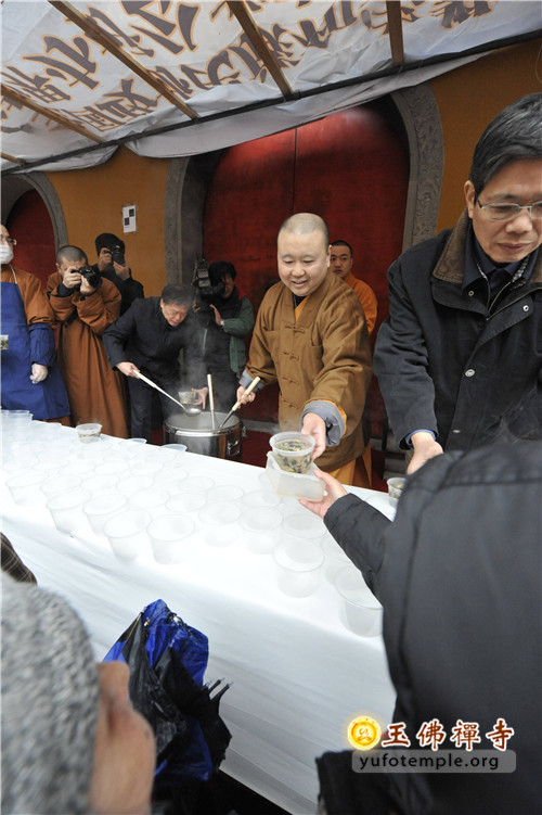 「佛教」上海玉佛禅寺举行2014年迎新年腊八赠粥活动