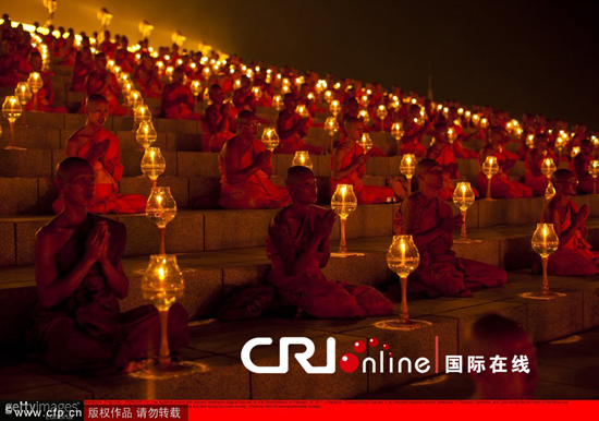 「僧侣」泰国举办宗教活动纪念万佛节 各寺庙和信众虔诚礼佛