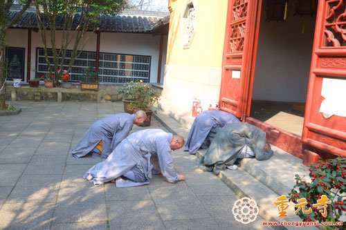 「灵岩山」苏州寒山书院全体学僧三步一叩朝拜苏州灵岩山