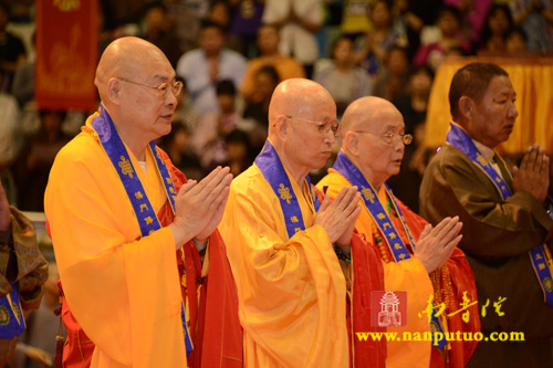 「佛教」庆祝澳门回归十五周年祈福法会圆满闭幕万人传灯祈福 「佛教」庆祝澳门回归十五周年祈福法会圆满闭幕万人传灯祈福
