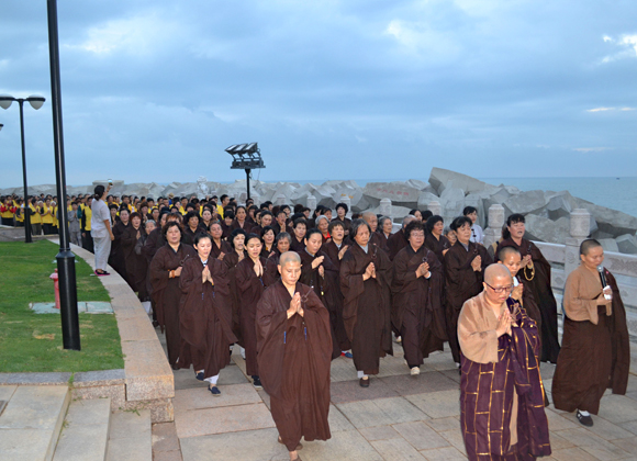 「观音」海南海口泰华庵僧众团虔诚礼拜海上观音 「观音」海南海口泰华庵僧众团虔诚礼拜海上观音