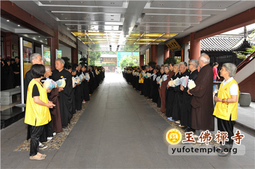 「佛教」上海玉佛禅寺举行觉群共修小组供僧大法会