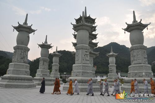 「佛教」广东六祖寺禅定法师带领百天短期出家众三步一拜礼佛话动圆满