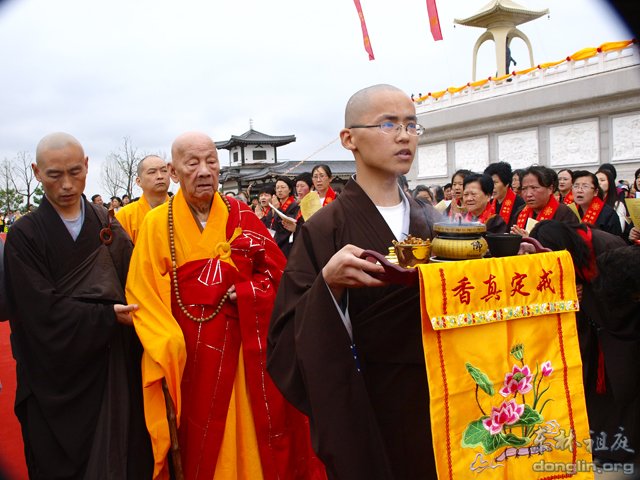 「佛教」佛诞日 庐山东林寺举行东林大佛装藏祝圣法会(组图) 「佛教」佛诞日 庐山东林寺举行东林大佛装藏祝圣法会(组图)
