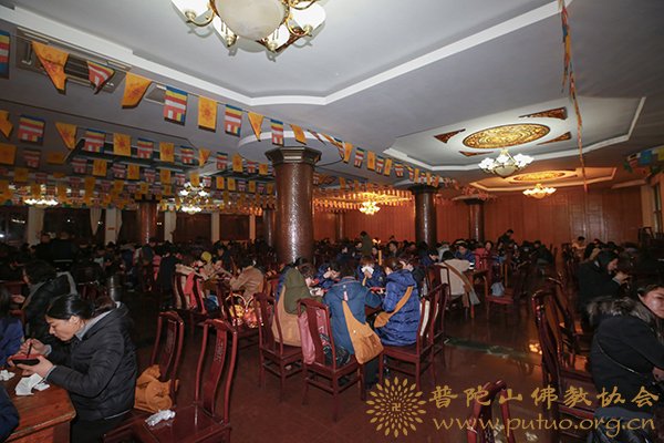 「佛教」全国各地佛寺纷纷举办施腊八粥和法会活动，恭迎佛陀成道日。