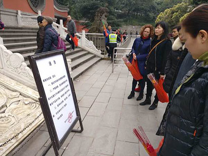「重庆华岩寺」重庆华岩寺对“高香大烛”说不，免费赠环保香烛