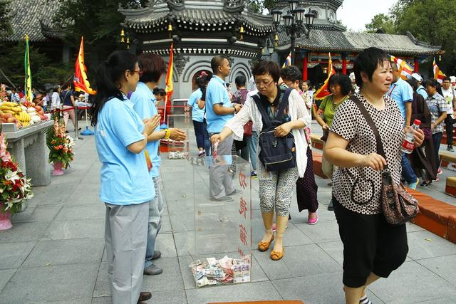 「极乐寺」滴滴爱心汇成海洋 极乐慈善扬帆远航