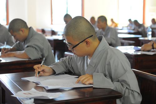 「佛教」广东深圳弘法寺佛学院举行2012年秋季新生入学考试