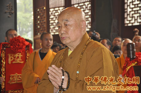 「佛教」光泉法师荣膺杭州灵隐寺方丈 中国佛教协会会长传印长老送座