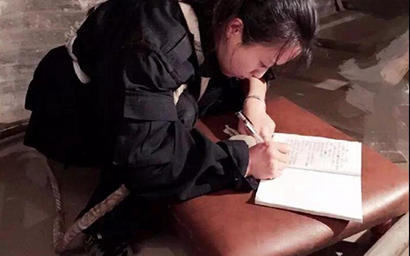 「壁画」90后美女大学生不买口红不买包 寺庙里修两年壁画