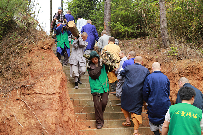 「东林寺」江西东林寺净土苑僧俗二众为祖庭斋堂出坡运柴