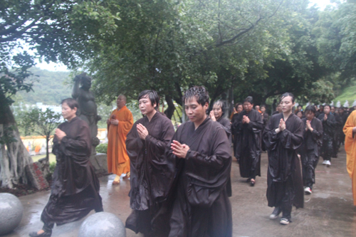 「佛教」石室禅院举行“母亲节三步一拜感恩朝山活动” 「佛教」石室禅院举行“母亲节三步一拜感恩朝山活动”