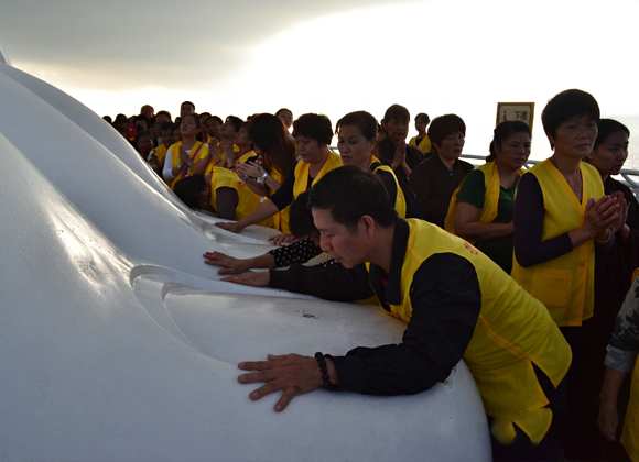 「观音」海南海口泰华庵僧众团虔诚礼拜海上观音 「观音」海南海口泰华庵僧众团虔诚礼拜海上观音