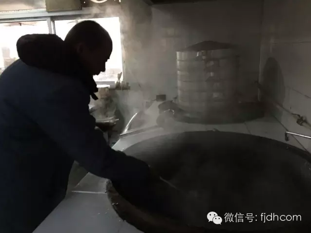 「佛教」释尊成道日法会报道：我们供奉的不仅是一盏盏明灯，更是一颗颗感恩的心!