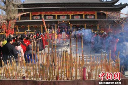 「佛教」甘肃万名香客朝拜大佛迎元宵 朝拜释迦牟尼涅槃像