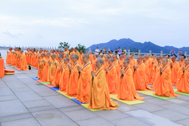 「东林大佛」闽南佛学院学僧朝礼江西东林大佛